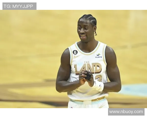 卡里斯勒韦尔如何在NBA赛场上展现个人魅力与团队合作精神